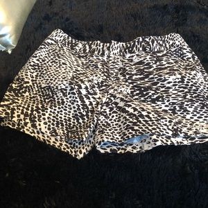 Shorts in black and white snake skin print